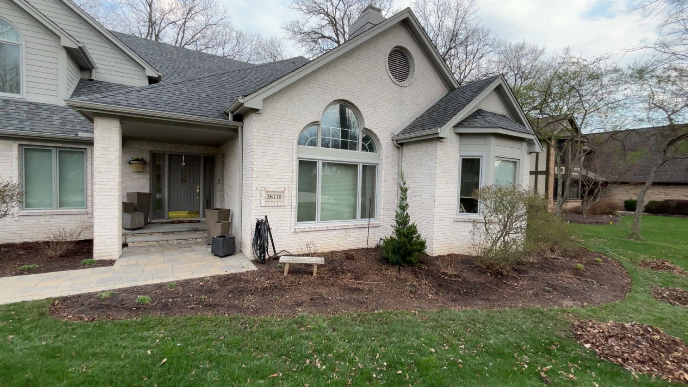Front bed before Twin Edge Landscaping mulch installation