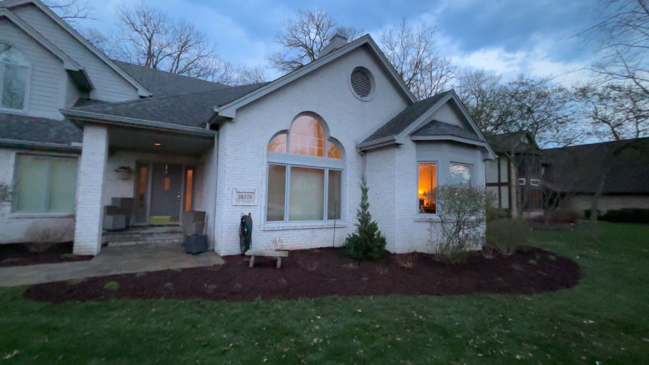 Front bed after Twin Edge Landscaping mulch installation